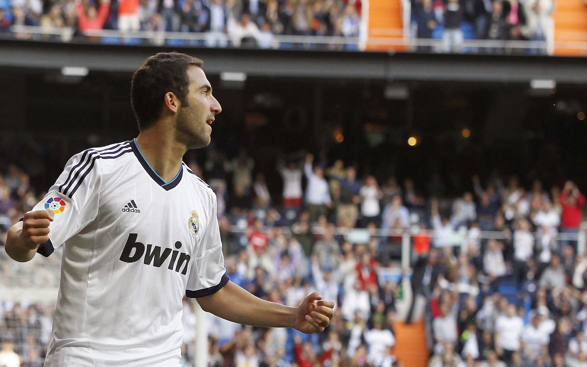 爱游戏tv-莱万破茧，皇家社会铁幕前，波兰神锋用实力重写西甲叙事